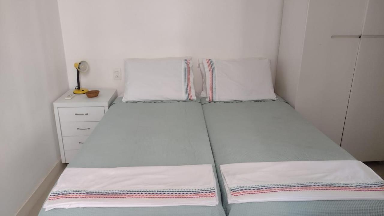 Apartamento Em Copacabana - Rua Bolívar - 2 Quartos - Excelente Localização